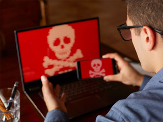 Mann-laptop-Smartphone-Virus-187816592-FO-artiemedvedev