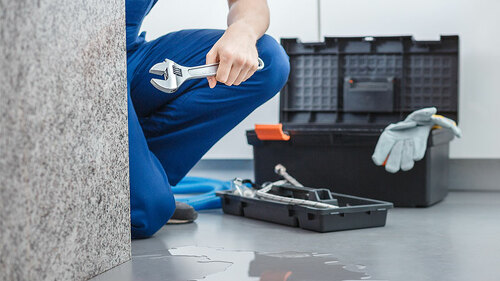 Handwerker-Kueche-Wasser-193391188-FO-Photographee-eu