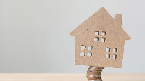 Haus-auf-Muenzstapel-191935386-FO-Chaiyawat