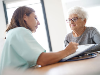 Seniorin-Pflegerin-180688059-FO-goodluz