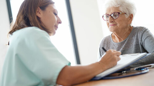 Seniorin-Pflegerin-180688059-FO-goodluz