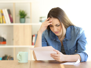 Frau-versteht-Brief-nicht-200005107-FO-Antonioguillem