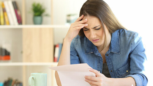 Frau-versteht-Brief-nicht-200005107-FO-Antonioguillem