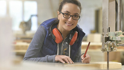 Frau-Schreinerlehre-203913100-FO-goodluz