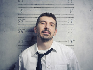 Anzugtraeger-Mugshot-199134155-FO-adzicnatasa