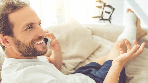 Mann-Gips-Kruecken-Smartphone-123164923-FO-georgerudy