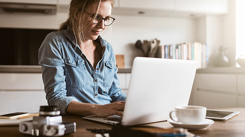 Frau-Laptop-192212620-FO-Flamingo-Images