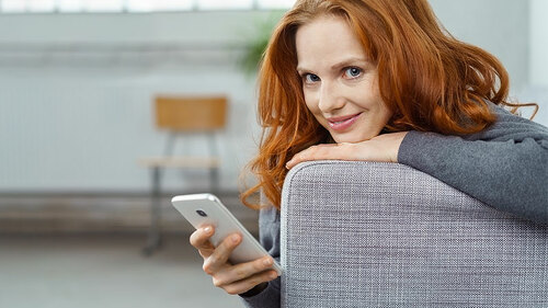 Frau-Smartphone-158038222-FO-contrastwerkstatt