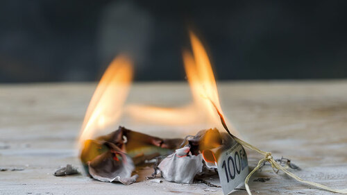Brennendes-Geld-145649686-FO-aytuncoylum