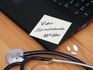 Laptop-Stethoskop-Video-Sprechstunde-Pillen-144233578-FO-fotodesignart