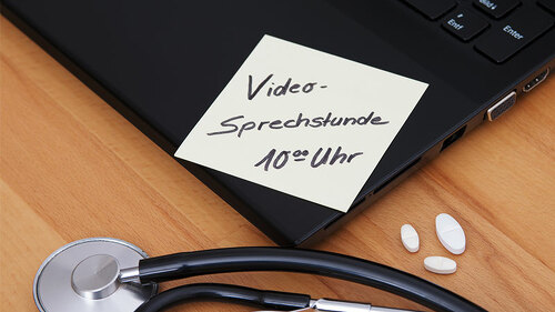 Laptop-Stethoskop-Video-Sprechstunde-Pillen-144233578-FO-fotodesignart