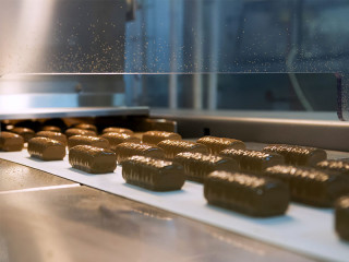 Schokoriegel-Fabrik-142710919-FO-dima