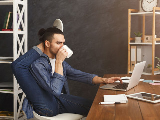 Flexibler-Mann-Laptop-198063016-FO-Prostock-studio