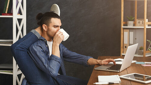 Flexibler-Mann-Laptop-198063016-FO-Prostock-studio