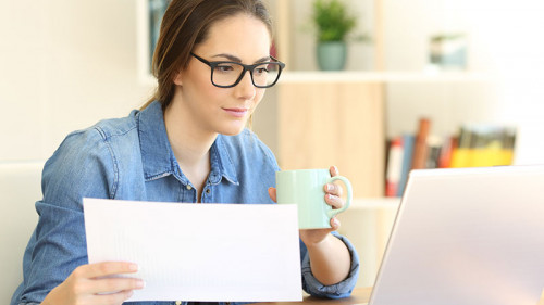 Frau-Dokument-Laptop-201792405-FO-Antonioguillem