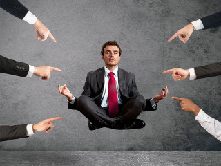 Finger-zeigen-auf-entspannten-Anzugtraeger-173518313-FO-alphaspirit