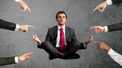 Finger-zeigen-auf-entspannten-Anzugtraeger-173518313-FO-alphaspirit