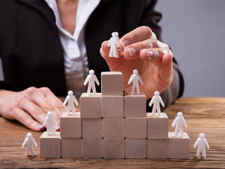 Anzugtraegerin-Maennchen-206487013-FO-Andrey-Popov