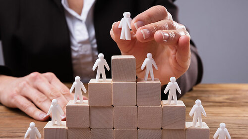 Anzugtraegerin-Maennchen-206487013-FO-Andrey-Popov