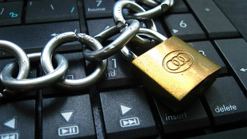 Kette-Schloss-Tastatur-175710527-FO-Dmytro