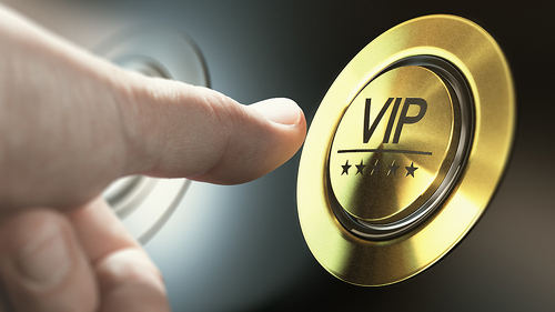Hand-VIP-Knopf-199326741-FO-Olivier-Le-Moal