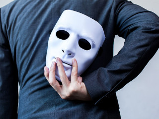 Anzugtraeger-Maske-hinter-Ruecken-127585480-FO-twinsterphoto