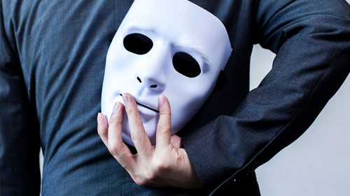 Anzugtraeger-Maske-hinter-Ruecken-127585480-FO-twinsterphoto