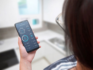 Frau-Smartphone-SmartHome-205515072-FO-Stanisic-Vladimir