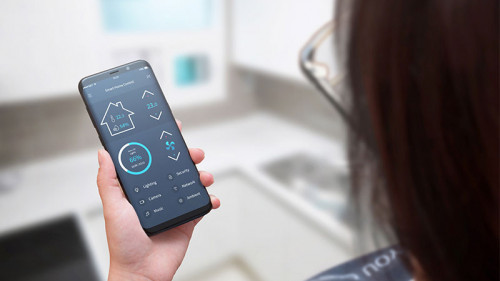 Frau-Smartphone-SmartHome-205515072-FO-Stanisic-Vladimir