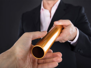 Anzugtraeger-Staffelstab-139174545-FO-Andrey-Popov