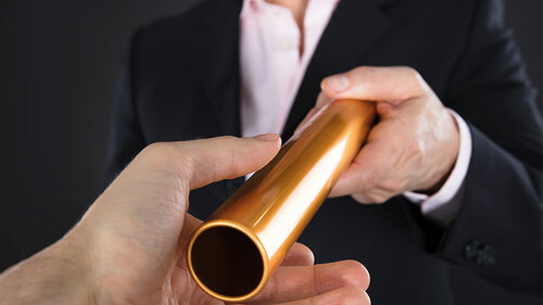 Anzugtraeger-Staffelstab-139174545-FO-Andrey-Popov