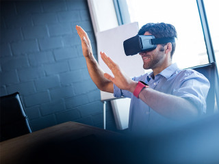 Anzugtraeger-Augmented-Reality-Brille-112979957-FO-WavebreakmediaMicro