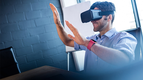 Anzugtraeger-Augmented-Reality-Brille-112979957-FO-WavebreakmediaMicro