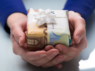 Geschenk-Euro-Papier-Haende-200479475-FO-Andrey-Popov