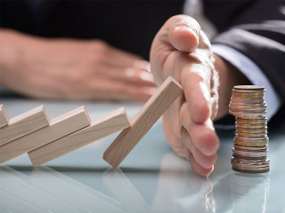 Anzugtraeger-Domino-Muenzstapel-199508726-FO-Andrey-Popov