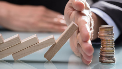 Anzugtraeger-Domino-Muenzstapel-199508726-FO-Andrey-Popov