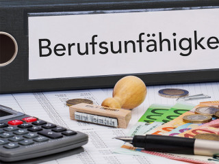 Berufsunfaehigkeit-Ordner-Stempel-Taschenrechner-Geldscheine-174251377-FO-skywalk154