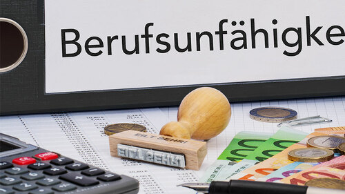 Berufsunfaehigkeit-Ordner-Stempel-Taschenrechner-Geldscheine-174251377-FO-skywalk154
