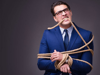 Anzugtraeger-gefesselt-130899262-FO-Elnur