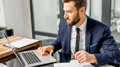 Anzugtraeger-Laptop-Papier-185369130-FO-rh2010