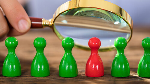 Koepfe-Lupe-165881712-FO-Andrey-Popov