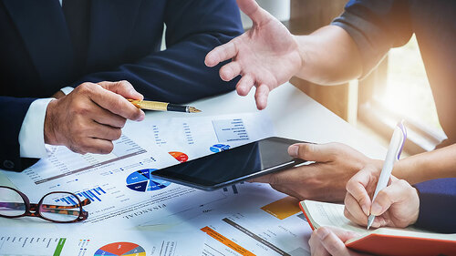 Diagramme-Tablet-Anzugtraeger-201984417-FO-Jirapong