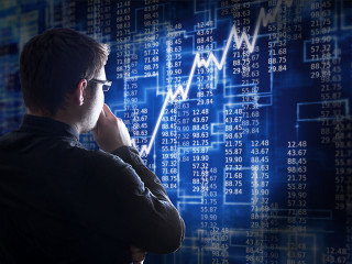 Anzugtraeger-Aktienkurse-140721053-FO-Ilya-Nikolaevic