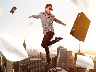 Anzuzgtraeger-tanzt-in-der-Luft-99329606-FO-lassedesignen