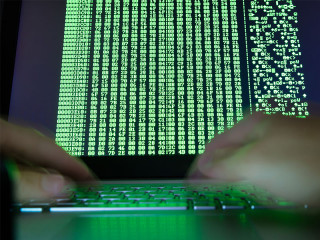 Haende-Code-182031002-FO-Andrey-Popov