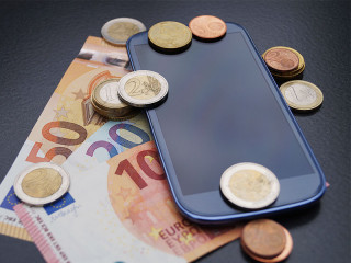Geld-auf-Smartphone-167946681-FO-Steidi