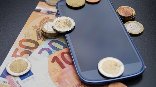 Geld-auf-Smartphone-167946681-FO-Steidi