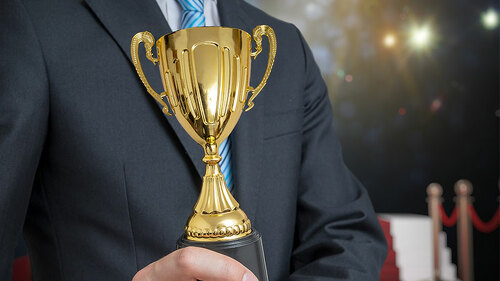 Anzugtraeger-Pokal-207987139-FO-vchalup