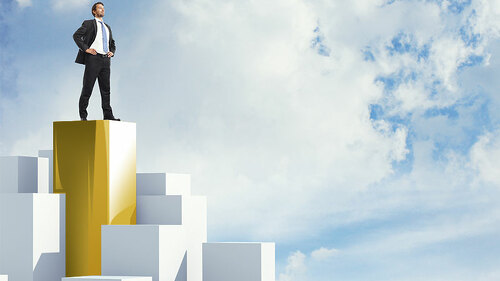 Anzugtraeger-auf-Podest-57151622-FO-SFIO-CRACHO