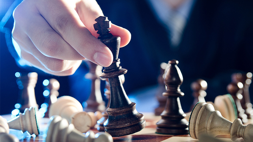 Anzugtraeger-Schach-187752330-FO-Piotr-Adamowicz